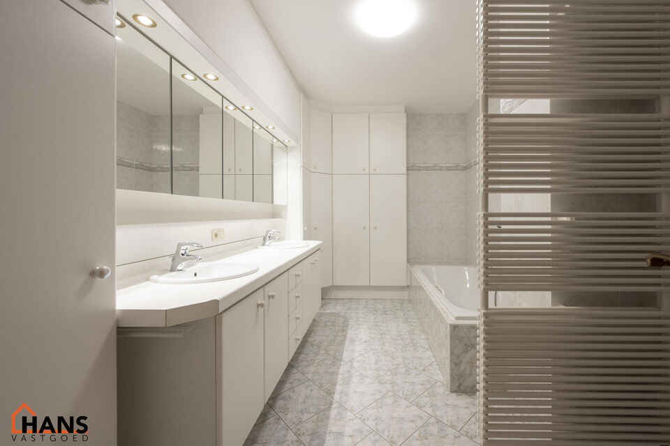 Dit pareltje is ideaal gelegen te Mortsel.
De penthouse bevindt zich op de tweede verdieping in een gebouw met lift.

Indeling: inkomhal met vestiairekast; nachthal; apart toilet met handenwasser; riante woonkamer, geïnstalleerde keuken met kasten, laden