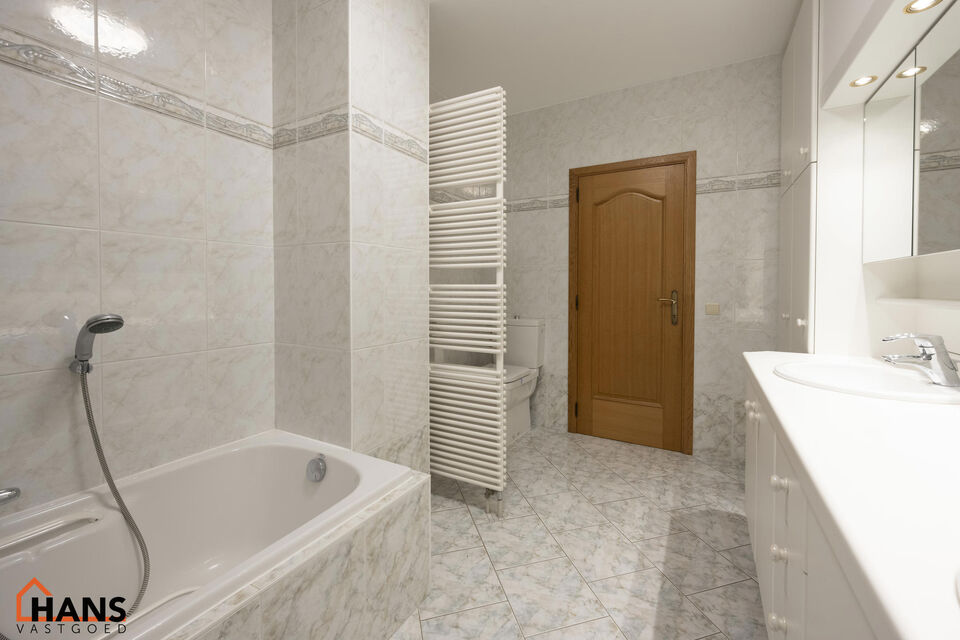 Dit pareltje is ideaal gelegen te Mortsel.
De penthouse bevindt zich op de tweede verdieping in een gebouw met lift.

Indeling: inkomhal met vestiairekast; nachthal; apart toilet met handenwasser; riante woonkamer, geïnstalleerde keuken met kasten, laden