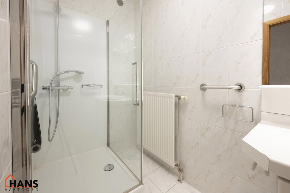 Dit pareltje is ideaal gelegen te Mortsel.
De penthouse bevindt zich op de tweede verdieping in een gebouw met lift.

Indeling: inkomhal met vestiairekast; nachthal; apart toilet met handenwasser; riante woonkamer, geïnstalleerde keuken met kasten, laden