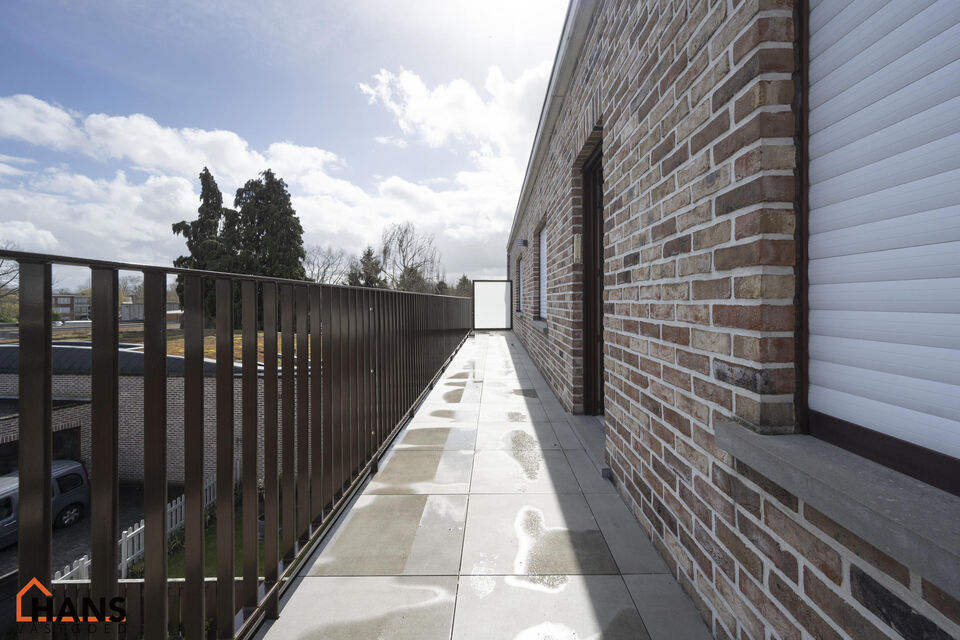 Dit pareltje is ideaal gelegen te Mortsel.
De penthouse bevindt zich op de tweede verdieping in een gebouw met lift.

Indeling: inkomhal met vestiairekast; nachthal; apart toilet met handenwasser; riante woonkamer, geïnstalleerde keuken met kasten, laden