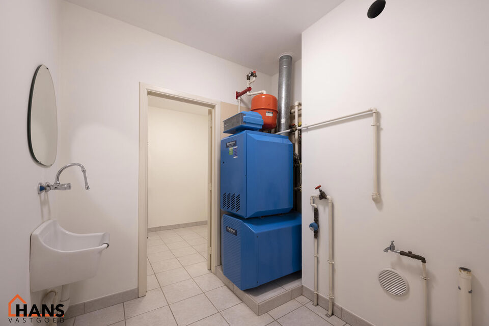 Dit pareltje is ideaal gelegen te Mortsel.
De penthouse bevindt zich op de tweede verdieping in een gebouw met lift.

Indeling: inkomhal met vestiairekast; nachthal; apart toilet met handenwasser; riante woonkamer, geïnstalleerde keuken met kasten, laden
