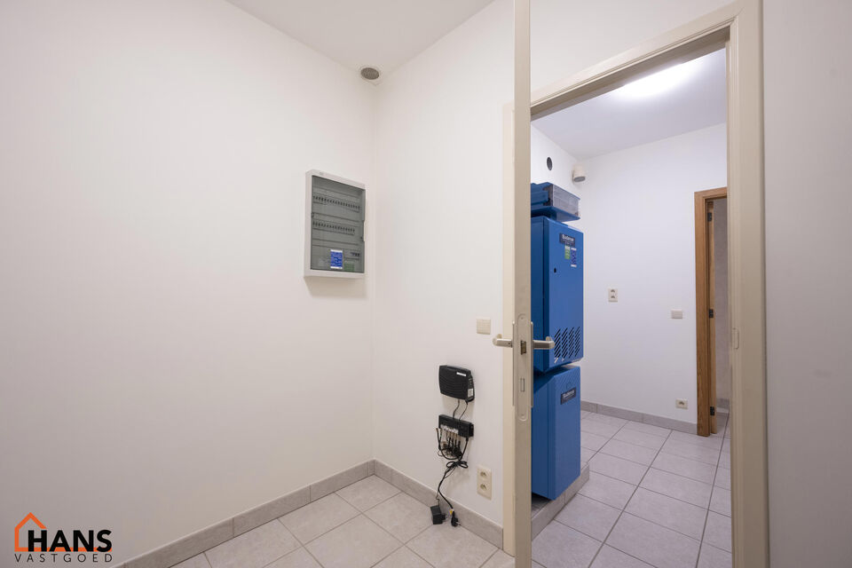 Dit pareltje is ideaal gelegen te Mortsel.
De penthouse bevindt zich op de tweede verdieping in een gebouw met lift.

Indeling: inkomhal met vestiairekast; nachthal; apart toilet met handenwasser; riante woonkamer, geïnstalleerde keuken met kasten, laden
