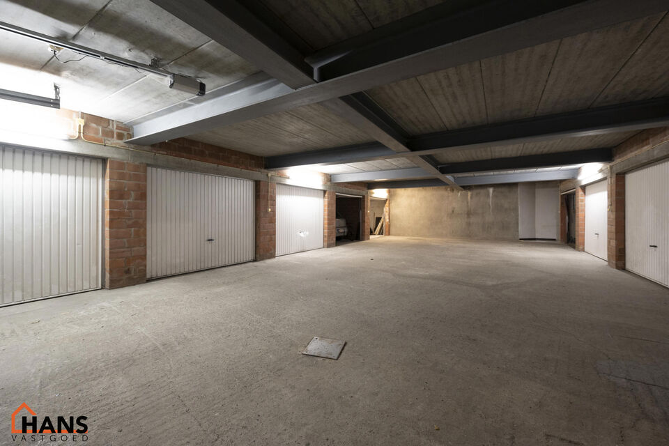 Dit pareltje is ideaal gelegen te Mortsel.
De penthouse bevindt zich op de tweede verdieping in een gebouw met lift.

Indeling: inkomhal met vestiairekast; nachthal; apart toilet met handenwasser; riante woonkamer, geïnstalleerde keuken met kasten, laden