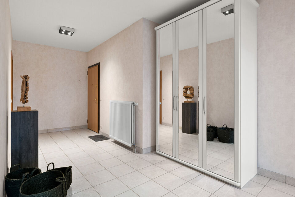 Dit uitzonderlijk ruime appartement op de tweede verdieping met lift en 245 m&sup2; bewoonbare oppervlakte is centraal gelegen in Mortsel, op wandelafstand van winkels, openbaar vervoer, scholen en alle dagelijkse voorzieningen.
Via de ruime inkomhal, uitgeru