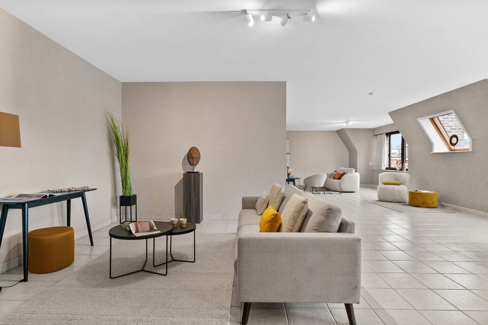 Dit uitzonderlijk ruime appartement op de tweede verdieping met lift en 245 m&sup2; bewoonbare oppervlakte is centraal gelegen in Mortsel, op wandelafstand van winkels, openbaar vervoer, scholen en alle dagelijkse voorzieningen.
Via de ruime inkomhal, uitgeru