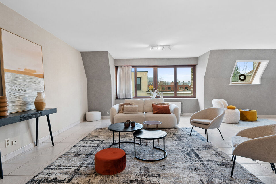 Dit uitzonderlijk ruime appartement op de tweede verdieping met lift en 245 m&sup2; bewoonbare oppervlakte is centraal gelegen in Mortsel, op wandelafstand van winkels, openbaar vervoer, scholen en alle dagelijkse voorzieningen.
Via de ruime inkomhal, uitgeru
