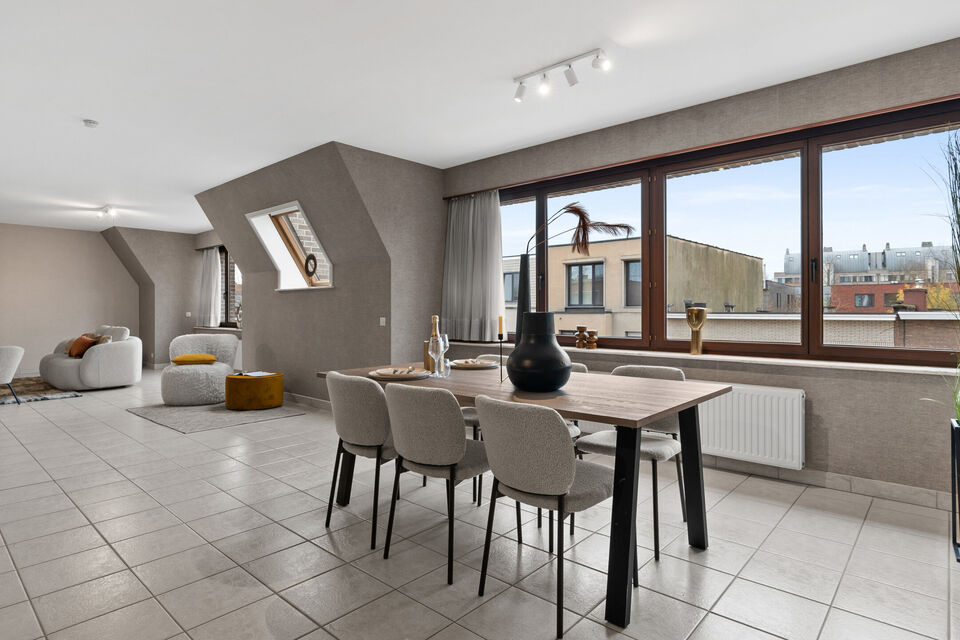 Dit uitzonderlijk ruime appartement op de tweede verdieping met lift en 245 m&sup2; bewoonbare oppervlakte is centraal gelegen in Mortsel, op wandelafstand van winkels, openbaar vervoer, scholen en alle dagelijkse voorzieningen.
Via de ruime inkomhal, uitgeru