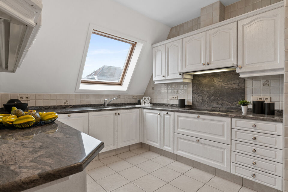 Dit uitzonderlijk ruime appartement op de tweede verdieping met lift en 245 m&sup2; bewoonbare oppervlakte is centraal gelegen in Mortsel, op wandelafstand van winkels, openbaar vervoer, scholen en alle dagelijkse voorzieningen.
Via de ruime inkomhal, uitgeru