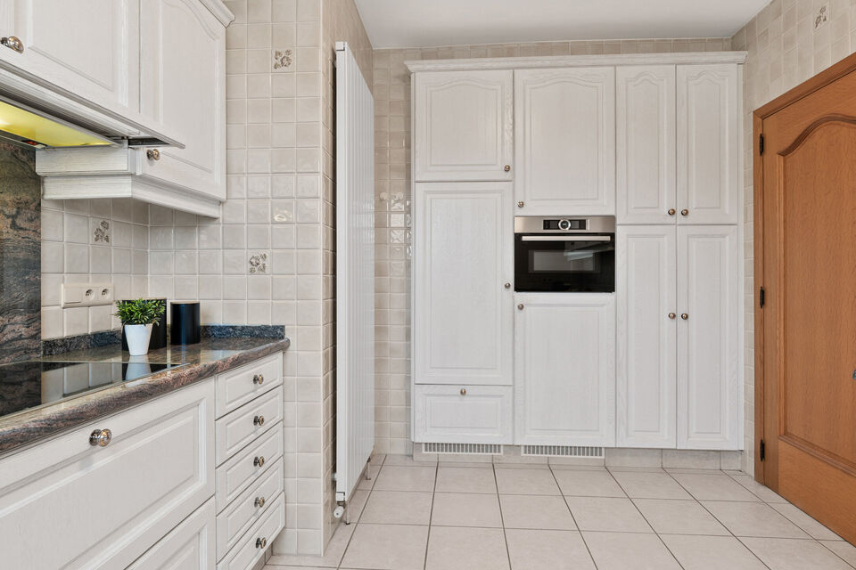 Dit uitzonderlijk ruime appartement op de tweede verdieping met lift en 245 m&sup2; bewoonbare oppervlakte is centraal gelegen in Mortsel, op wandelafstand van winkels, openbaar vervoer, scholen en alle dagelijkse voorzieningen.
Via de ruime inkomhal, uitgeru