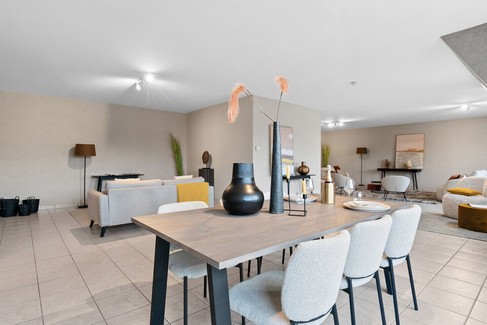 Dit uitzonderlijk ruime appartement op de tweede verdieping met lift en 245 m&sup2; bewoonbare oppervlakte is centraal gelegen in Mortsel, op wandelafstand van winkels, openbaar vervoer, scholen en alle dagelijkse voorzieningen.
Via de ruime inkomhal, uitgeru