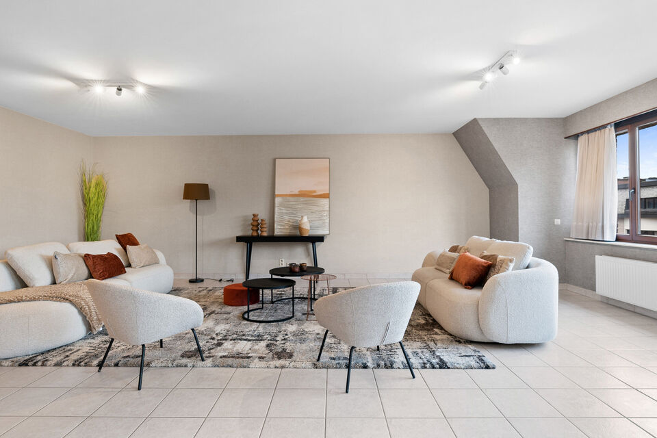 Dit uitzonderlijk ruime appartement op de tweede verdieping met lift en 245 m&sup2; bewoonbare oppervlakte is centraal gelegen in Mortsel, op wandelafstand van winkels, openbaar vervoer, scholen en alle dagelijkse voorzieningen.
Via de ruime inkomhal, uitgeru