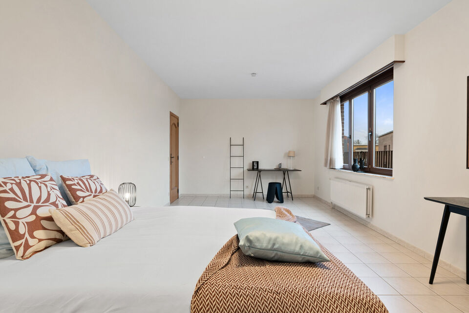 Dit uitzonderlijk ruime appartement op de tweede verdieping met lift en 245 m&sup2; bewoonbare oppervlakte is centraal gelegen in Mortsel, op wandelafstand van winkels, openbaar vervoer, scholen en alle dagelijkse voorzieningen.
Via de ruime inkomhal, uitgeru