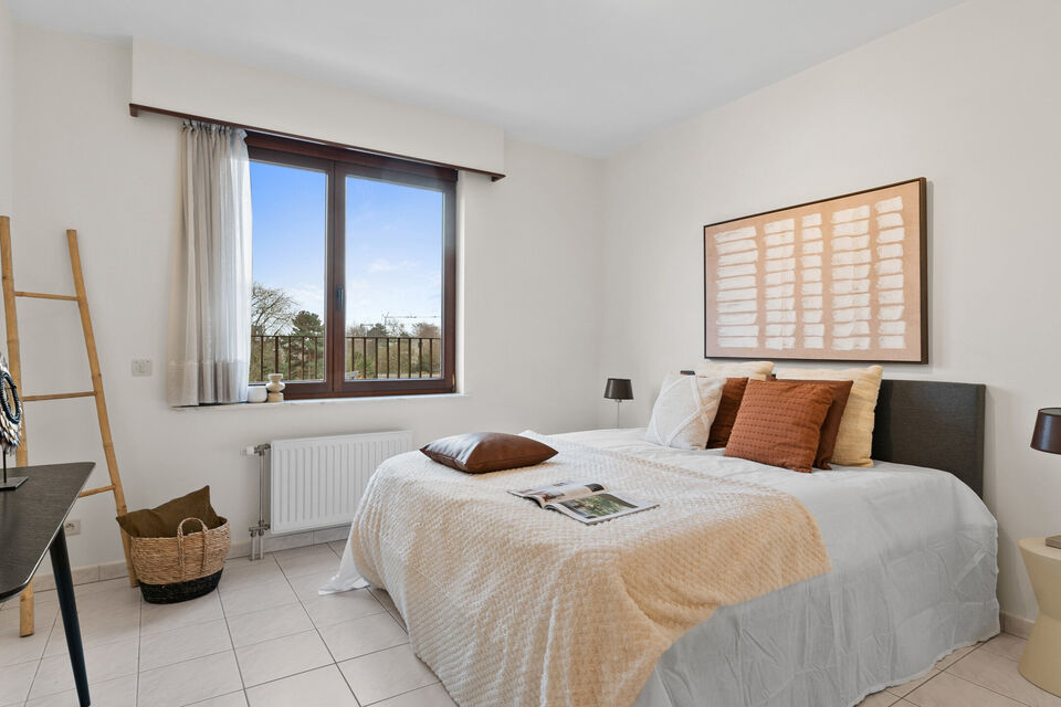 Dit uitzonderlijk ruime appartement op de tweede verdieping met lift en 245 m&sup2; bewoonbare oppervlakte is centraal gelegen in Mortsel, op wandelafstand van winkels, openbaar vervoer, scholen en alle dagelijkse voorzieningen.
Via de ruime inkomhal, uitgeru