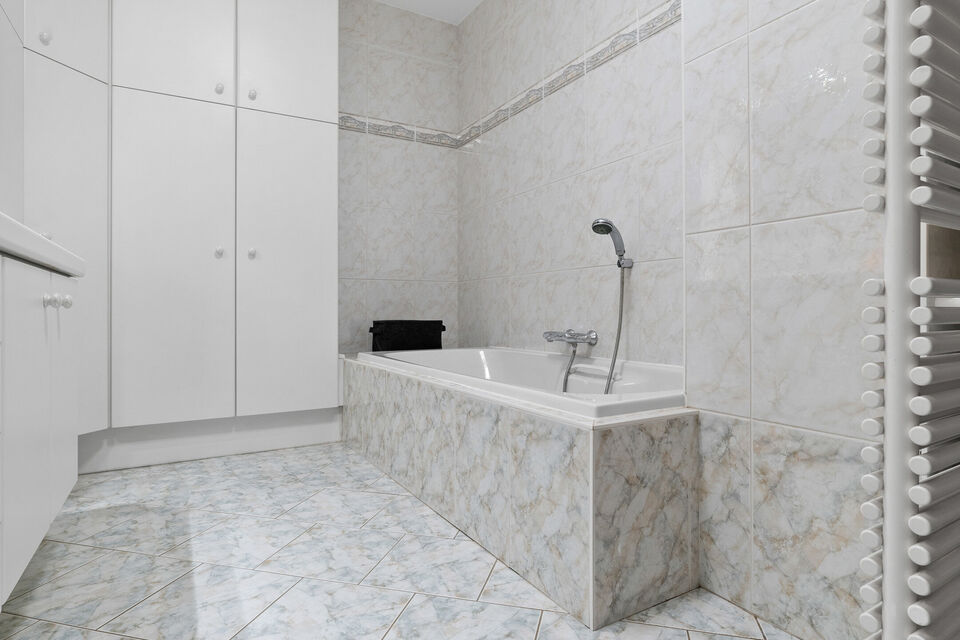 Dit uitzonderlijk ruime appartement op de tweede verdieping met lift en 245 m&sup2; bewoonbare oppervlakte is centraal gelegen in Mortsel, op wandelafstand van winkels, openbaar vervoer, scholen en alle dagelijkse voorzieningen.
Via de ruime inkomhal, uitgeru