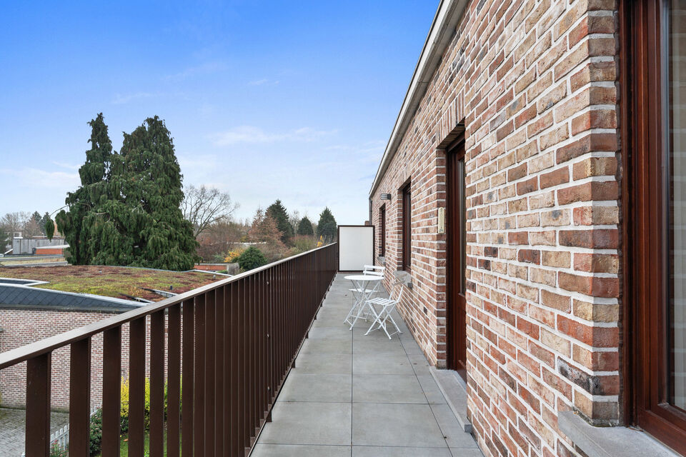 Dit uitzonderlijk ruime appartement op de tweede verdieping met lift en 245 m&sup2; bewoonbare oppervlakte is centraal gelegen in Mortsel, op wandelafstand van winkels, openbaar vervoer, scholen en alle dagelijkse voorzieningen.
Via de ruime inkomhal, uitgeru