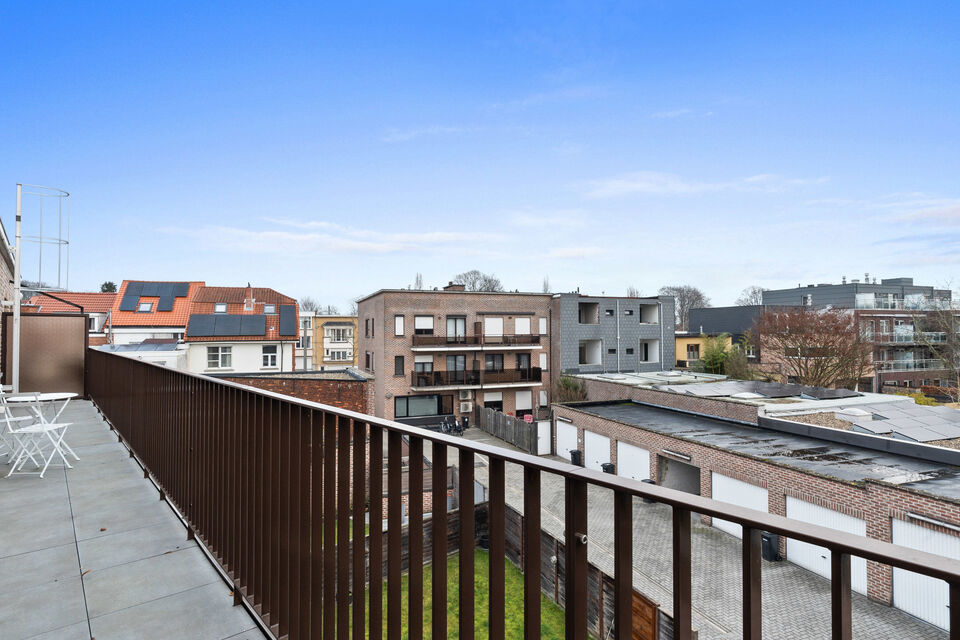 Dit uitzonderlijk ruime appartement op de tweede verdieping met lift en 245 m&sup2; bewoonbare oppervlakte is centraal gelegen in Mortsel, op wandelafstand van winkels, openbaar vervoer, scholen en alle dagelijkse voorzieningen.
Via de ruime inkomhal, uitgeru