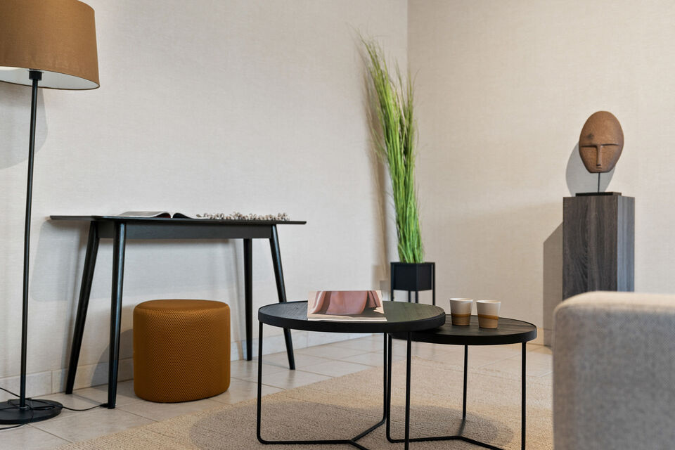 Dit uitzonderlijk ruime appartement op de tweede verdieping met lift en 245 m&sup2; bewoonbare oppervlakte is centraal gelegen in Mortsel, op wandelafstand van winkels, openbaar vervoer, scholen en alle dagelijkse voorzieningen.
Via de ruime inkomhal, uitgeru