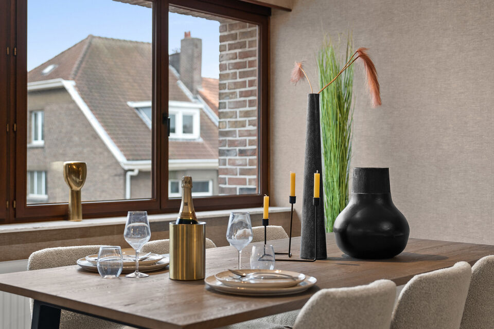 Dit uitzonderlijk ruime appartement op de tweede verdieping met lift en 245 m&sup2; bewoonbare oppervlakte is centraal gelegen in Mortsel, op wandelafstand van winkels, openbaar vervoer, scholen en alle dagelijkse voorzieningen.
Via de ruime inkomhal, uitgeru