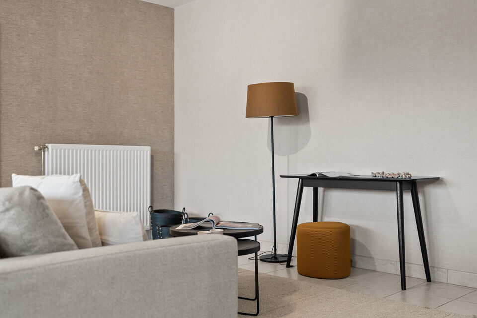 Dit uitzonderlijk ruime appartement op de tweede verdieping met lift en 245 m&sup2; bewoonbare oppervlakte is centraal gelegen in Mortsel, op wandelafstand van winkels, openbaar vervoer, scholen en alle dagelijkse voorzieningen.
Via de ruime inkomhal, uitgeru