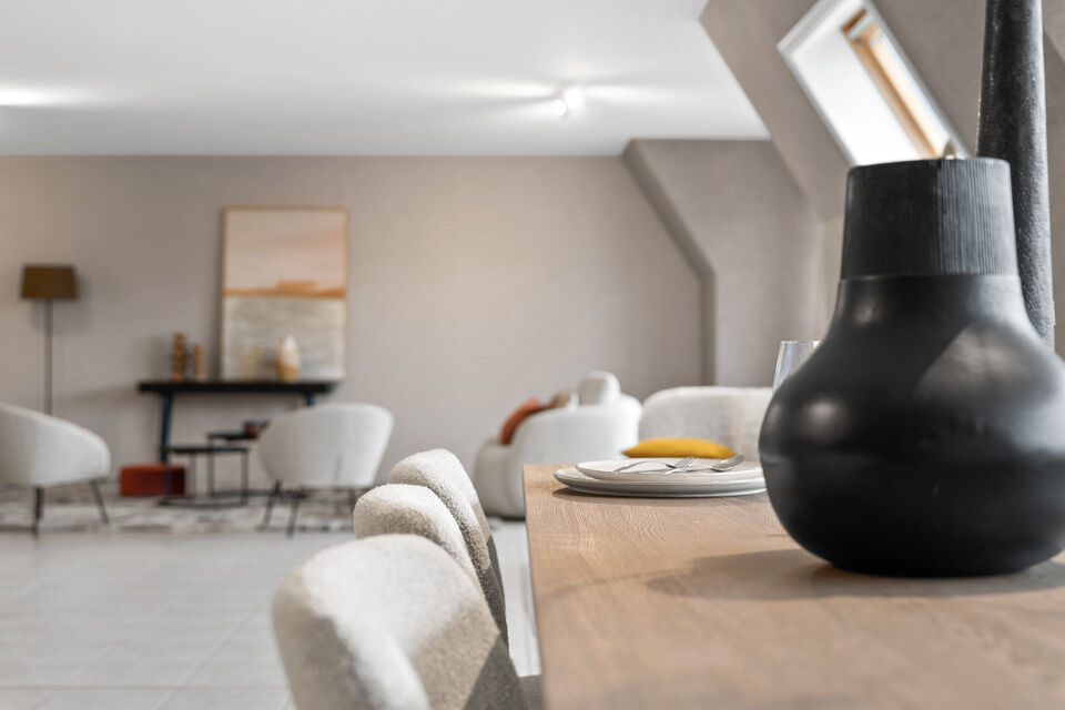 Dit uitzonderlijk ruime appartement op de tweede verdieping met lift en 245 m&sup2; bewoonbare oppervlakte is centraal gelegen in Mortsel, op wandelafstand van winkels, openbaar vervoer, scholen en alle dagelijkse voorzieningen.
Via de ruime inkomhal, uitgeru