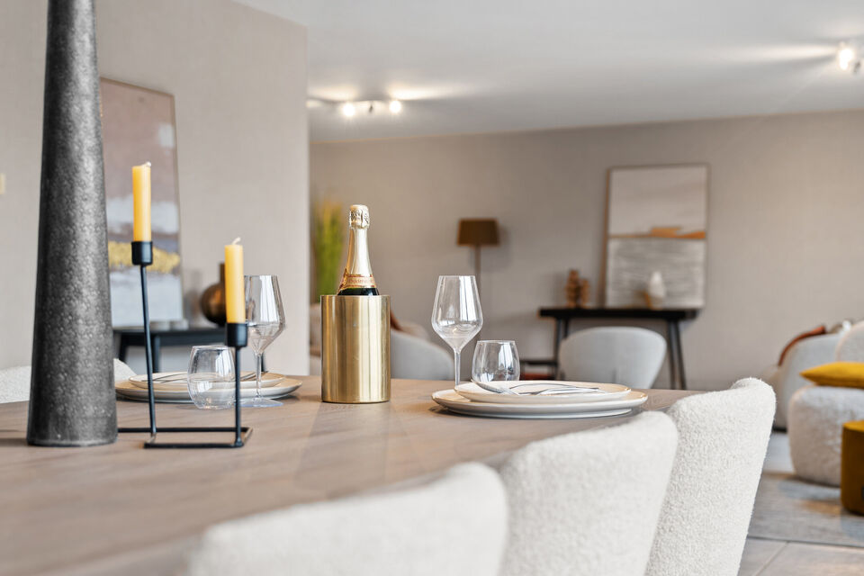 Dit uitzonderlijk ruime appartement op de tweede verdieping met lift en 245 m&sup2; bewoonbare oppervlakte is centraal gelegen in Mortsel, op wandelafstand van winkels, openbaar vervoer, scholen en alle dagelijkse voorzieningen.
Via de ruime inkomhal, uitgeru