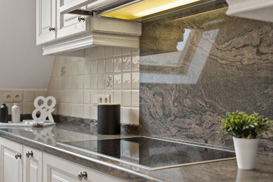 Dit uitzonderlijk ruime appartement op de tweede verdieping met lift en 245 m&sup2; bewoonbare oppervlakte is centraal gelegen in Mortsel, op wandelafstand van winkels, openbaar vervoer, scholen en alle dagelijkse voorzieningen.
Via de ruime inkomhal, uitgeru