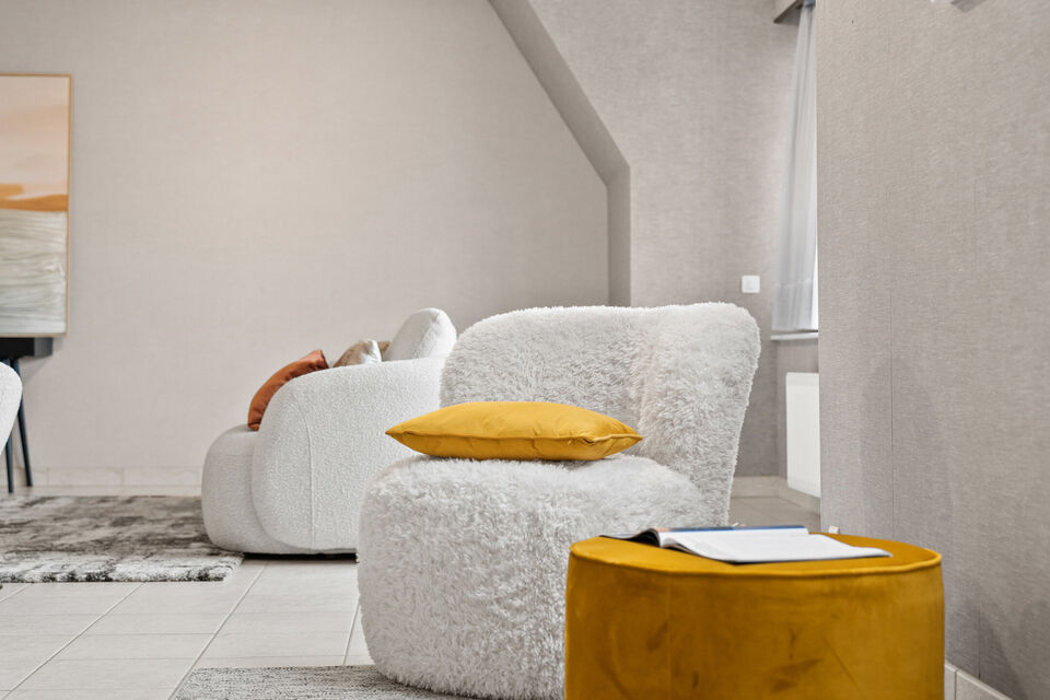 Dit uitzonderlijk ruime appartement op de tweede verdieping met lift en 245 m&sup2; bewoonbare oppervlakte is centraal gelegen in Mortsel, op wandelafstand van winkels, openbaar vervoer, scholen en alle dagelijkse voorzieningen.
Via de ruime inkomhal, uitgeru