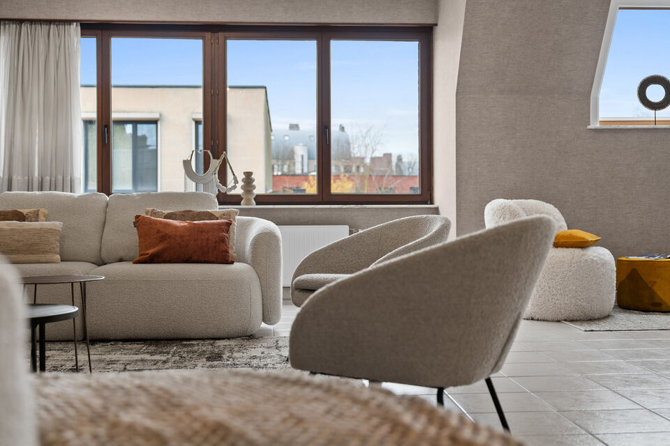 Dit uitzonderlijk ruime appartement op de tweede verdieping met lift en 245 m&sup2; bewoonbare oppervlakte is centraal gelegen in Mortsel, op wandelafstand van winkels, openbaar vervoer, scholen en alle dagelijkse voorzieningen.
Via de ruime inkomhal, uitgeru