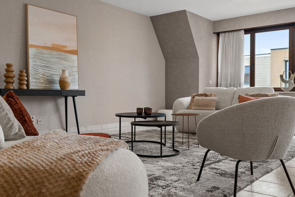 Dit uitzonderlijk ruime appartement op de tweede verdieping met lift en 245 m&sup2; bewoonbare oppervlakte is centraal gelegen in Mortsel, op wandelafstand van winkels, openbaar vervoer, scholen en alle dagelijkse voorzieningen.
Via de ruime inkomhal, uitgeru