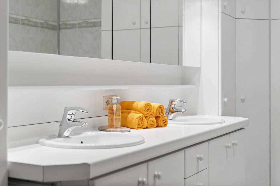 Dit uitzonderlijk ruime appartement op de tweede verdieping met lift en 245 m&sup2; bewoonbare oppervlakte is centraal gelegen in Mortsel, op wandelafstand van winkels, openbaar vervoer, scholen en alle dagelijkse voorzieningen.
Via de ruime inkomhal, uitgeru