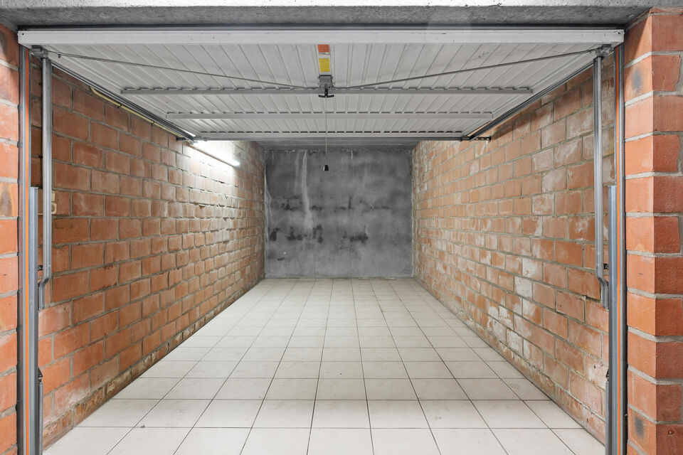 Dit uitzonderlijk ruime appartement op de tweede verdieping met lift en 245 m&sup2; bewoonbare oppervlakte is centraal gelegen in Mortsel, op wandelafstand van winkels, openbaar vervoer, scholen en alle dagelijkse voorzieningen.
Via de ruime inkomhal, uitgeru