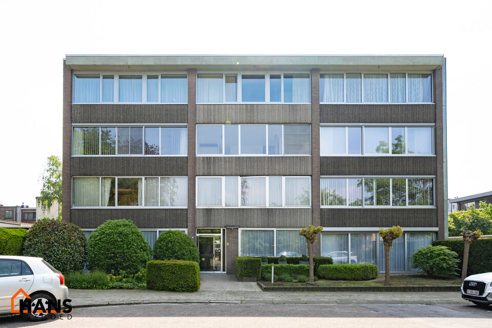 Deze opgefriste studio op de tweede verdieping (met  lift) omvat een ruime leefruimte waar men een slaaphoek kan cre&euml;ren; ingerichte badkamer; en ge&iuml;nstalleerde keuken. 
Tot slot is er nog een afgesloten fietsenberging.

Gemeenschappelijke kosten: 45 EU