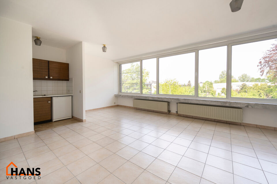 Deze opgefriste studio op de tweede verdieping (met  lift) omvat een ruime leefruimte waar men een slaaphoek kan cre&euml;ren; ingerichte badkamer; en ge&iuml;nstalleerde keuken. 
Tot slot is er nog een afgesloten fietsenberging.

Gemeenschappelijke kosten: 45 EU