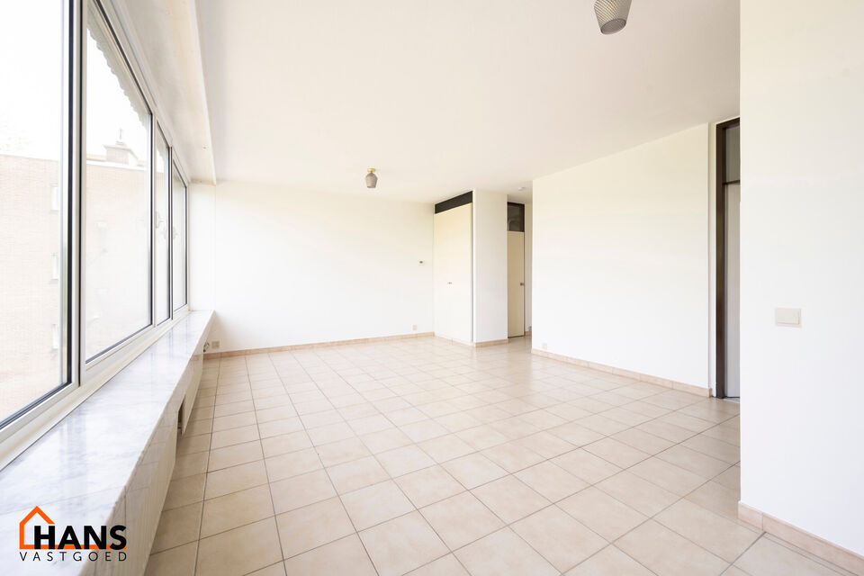 Deze opgefriste studio op de tweede verdieping (met  lift) omvat een ruime leefruimte waar men een slaaphoek kan cre&euml;ren; ingerichte badkamer; en ge&iuml;nstalleerde keuken. 
Tot slot is er nog een afgesloten fietsenberging.

Gemeenschappelijke kosten: 45 EU