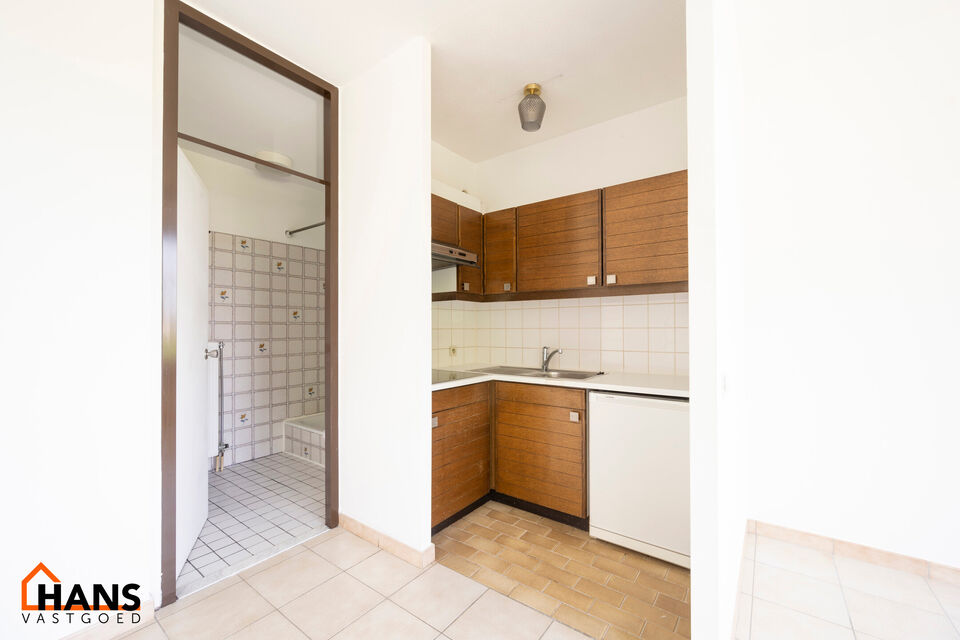 Deze opgefriste studio op de tweede verdieping (met  lift) omvat een ruime leefruimte waar men een slaaphoek kan cre&euml;ren; ingerichte badkamer; en ge&iuml;nstalleerde keuken. 
Tot slot is er nog een afgesloten fietsenberging.

Gemeenschappelijke kosten: 45 EU