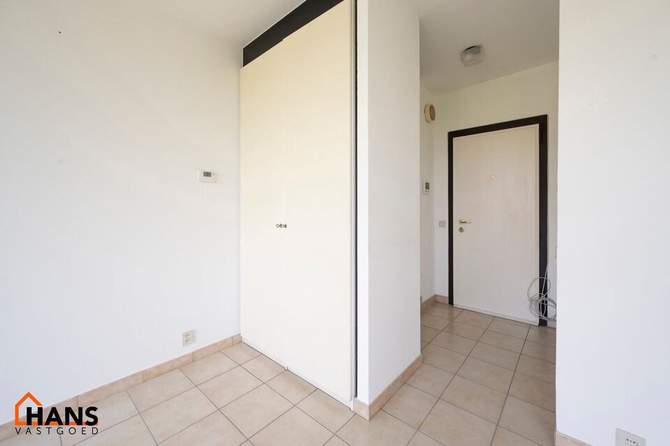 Deze opgefriste studio op de tweede verdieping (met  lift) omvat een ruime leefruimte waar men een slaaphoek kan cre&euml;ren; ingerichte badkamer; en ge&iuml;nstalleerde keuken. 
Tot slot is er nog een afgesloten fietsenberging.

Gemeenschappelijke kosten: 45 EU