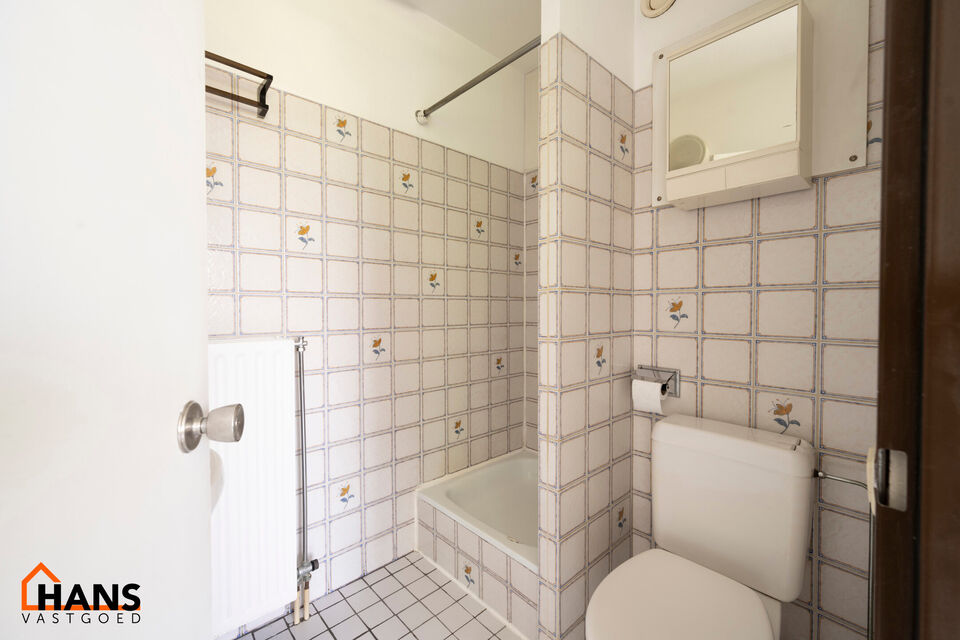 Deze opgefriste studio op de tweede verdieping (met  lift) omvat een ruime leefruimte waar men een slaaphoek kan cre&euml;ren; ingerichte badkamer; en ge&iuml;nstalleerde keuken. 
Tot slot is er nog een afgesloten fietsenberging.

Gemeenschappelijke kosten: 45 EU