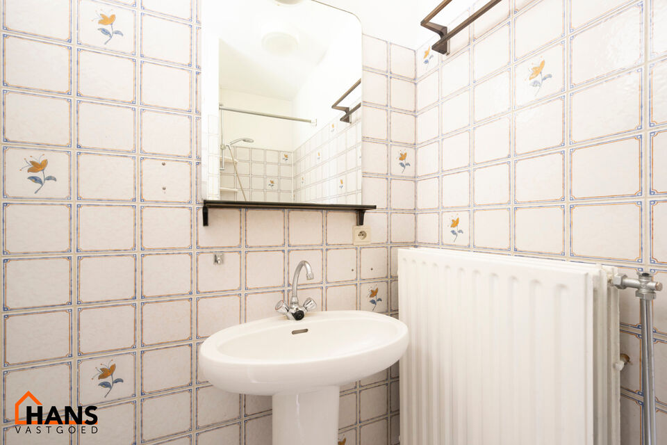 Deze opgefriste studio op de tweede verdieping (met  lift) omvat een ruime leefruimte waar men een slaaphoek kan cre&euml;ren; ingerichte badkamer; en ge&iuml;nstalleerde keuken. 
Tot slot is er nog een afgesloten fietsenberging.

Gemeenschappelijke kosten: 45 EU