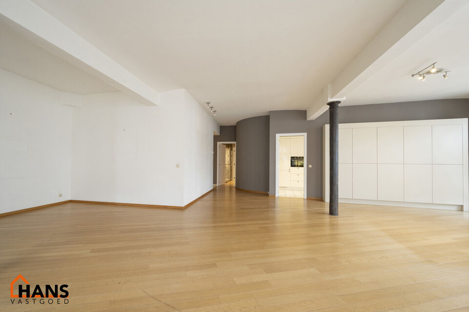 Inkomhal met vestiairekast; apart toilet met wastafel; riante, lichtrijke woonkamer van 80m² op een houten vloer met ingemaakte kasten; ruime keuken, volledig ingericht met kasten, lades en alle toestellen (gasfornuis, dampkap, vaatwasser, combi-oven, ko
