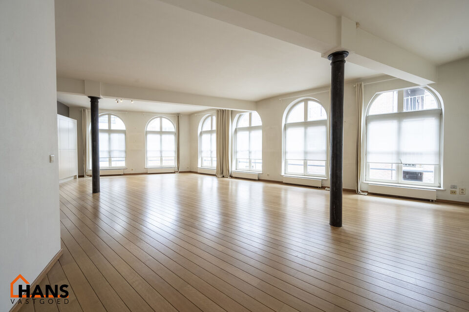 Inkomhal met vestiairekast; apart toilet met wastafel; riante, lichtrijke woonkamer van 80m² op een houten vloer met ingemaakte kasten; ruime keuken, volledig ingericht met kasten, lades en alle toestellen (gasfornuis, dampkap, vaatwasser, combi-oven, ko