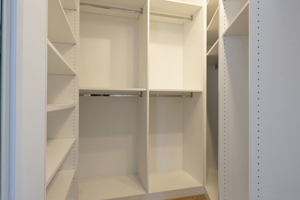 Inkomhal met vestiairekast; apart toilet met wastafel; riante, lichtrijke woonkamer van 80m² op een houten vloer met ingemaakte kasten; ruime keuken, volledig ingericht met kasten, lades en alle toestellen (gasfornuis, dampkap, vaatwasser, combi-oven, ko