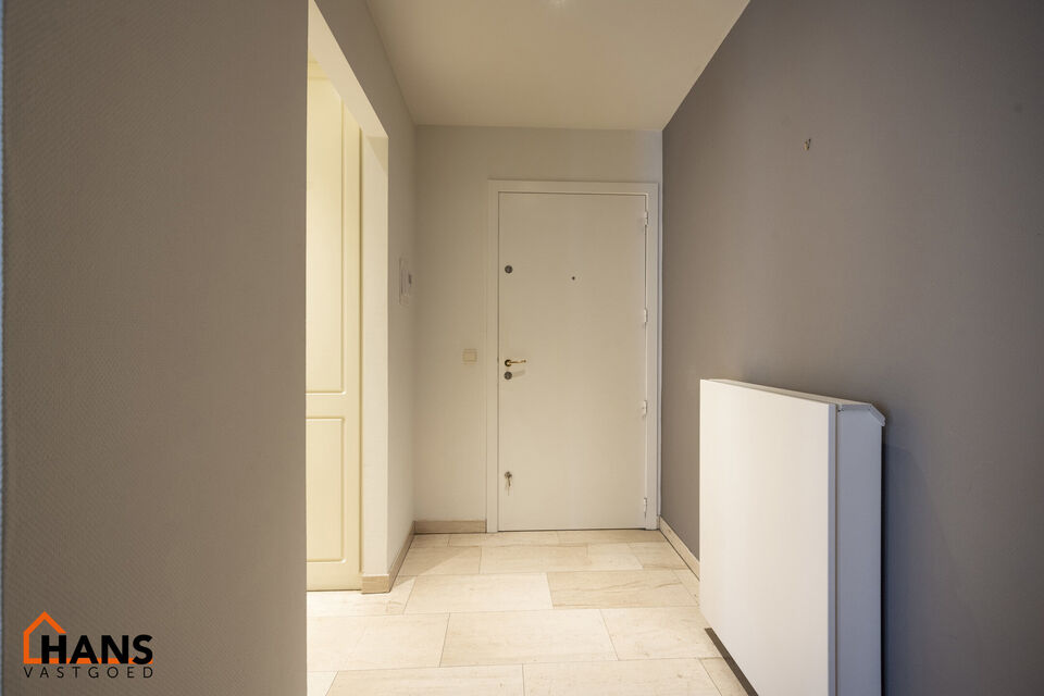 Inkomhal met vestiairekast; apart toilet met wastafel; riante, lichtrijke woonkamer van 80m² op een houten vloer met ingemaakte kasten; ruime keuken, volledig ingericht met kasten, lades en alle toestellen (gasfornuis, dampkap, vaatwasser, combi-oven, ko