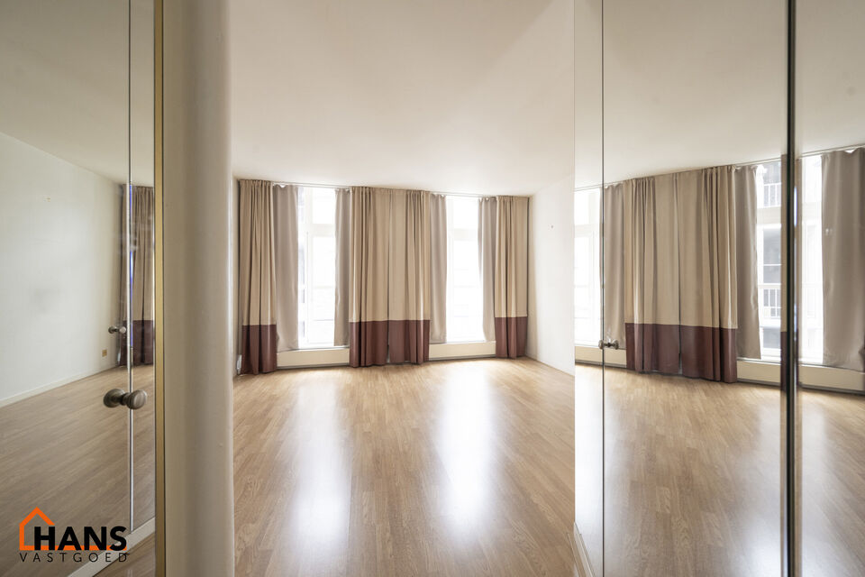 Inkomhal met vestiairekast; apart toilet met wastafel; riante, lichtrijke woonkamer van 80m² op een houten vloer met ingemaakte kasten; ruime keuken, volledig ingericht met kasten, lades en alle toestellen (gasfornuis, dampkap, vaatwasser, combi-oven, ko