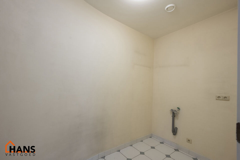 Inkomhal met vestiairekast; apart toilet met wastafel; riante, lichtrijke woonkamer van 80m² op een houten vloer met ingemaakte kasten; ruime keuken, volledig ingericht met kasten, lades en alle toestellen (gasfornuis, dampkap, vaatwasser, combi-oven, ko