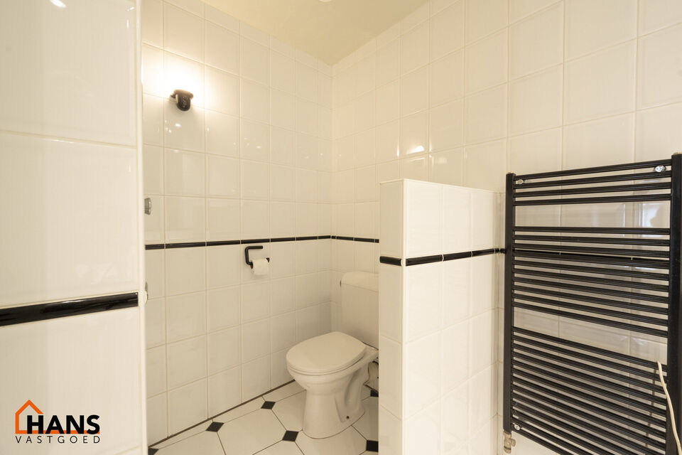 Inkomhal met vestiairekast; apart toilet met wastafel; riante, lichtrijke woonkamer van 80m² op een houten vloer met ingemaakte kasten; ruime keuken, volledig ingericht met kasten, lades en alle toestellen (gasfornuis, dampkap, vaatwasser, combi-oven, ko