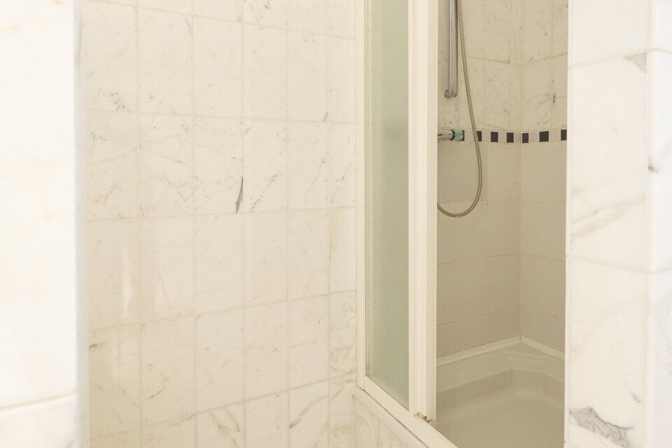 Inkomhal met vestiairekast; apart toilet met wastafel; riante, lichtrijke woonkamer van 80m² op een houten vloer met ingemaakte kasten; ruime keuken, volledig ingericht met kasten, lades en alle toestellen (gasfornuis, dampkap, vaatwasser, combi-oven, ko