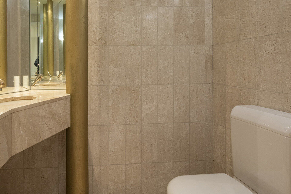 Inkomhal met vestiairekast; apart toilet met wastafel; riante, lichtrijke woonkamer van 80m² op een houten vloer met ingemaakte kasten; ruime keuken, volledig ingericht met kasten, lades en alle toestellen (gasfornuis, dampkap, vaatwasser, combi-oven, ko