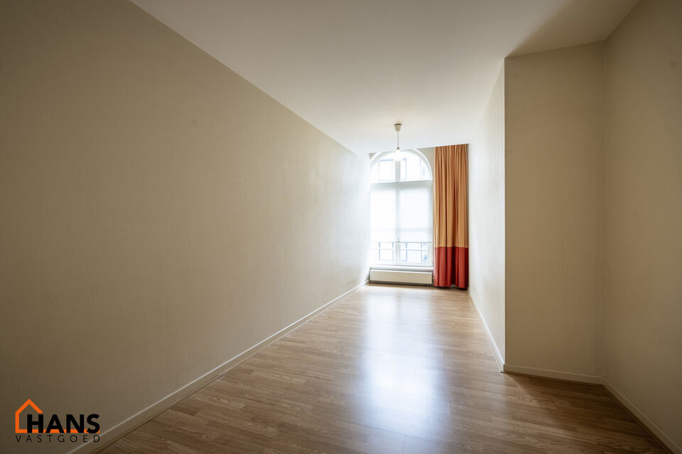 Inkomhal met vestiairekast; apart toilet met wastafel; riante, lichtrijke woonkamer van 80m² op een houten vloer met ingemaakte kasten; ruime keuken, volledig ingericht met kasten, lades en alle toestellen (gasfornuis, dampkap, vaatwasser, combi-oven, ko