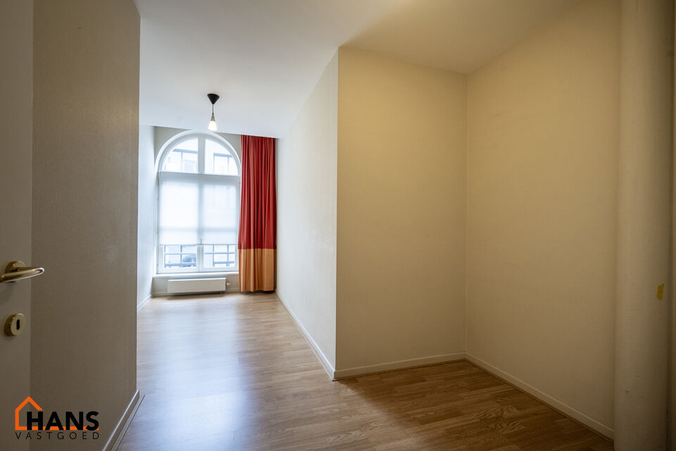 Inkomhal met vestiairekast; apart toilet met wastafel; riante, lichtrijke woonkamer van 80m² op een houten vloer met ingemaakte kasten; ruime keuken, volledig ingericht met kasten, lades en alle toestellen (gasfornuis, dampkap, vaatwasser, combi-oven, ko