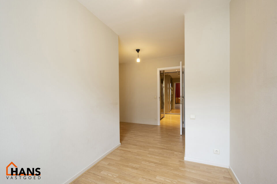 Inkomhal met vestiairekast; apart toilet met wastafel; riante, lichtrijke woonkamer van 80m² op een houten vloer met ingemaakte kasten; ruime keuken, volledig ingericht met kasten, lades en alle toestellen (gasfornuis, dampkap, vaatwasser, combi-oven, ko